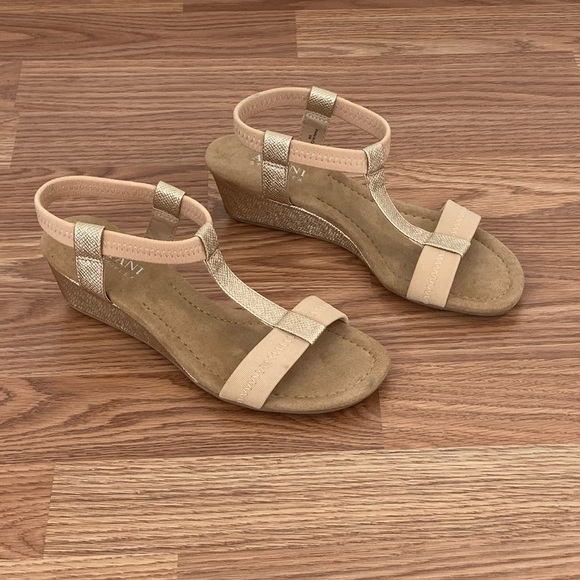 NWOB Alfani Step N Flex Voyage Wedge Sandals Size 6 Champagne T-Strap - Picture 2 of 7